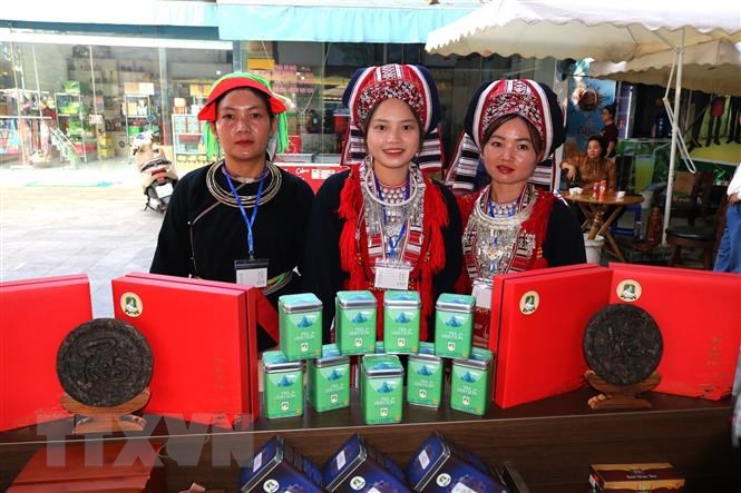 Trưng bày sản phẩm tiêu biểu vùng Đông Bắc tại lễ hội hoa ở Hà Giang