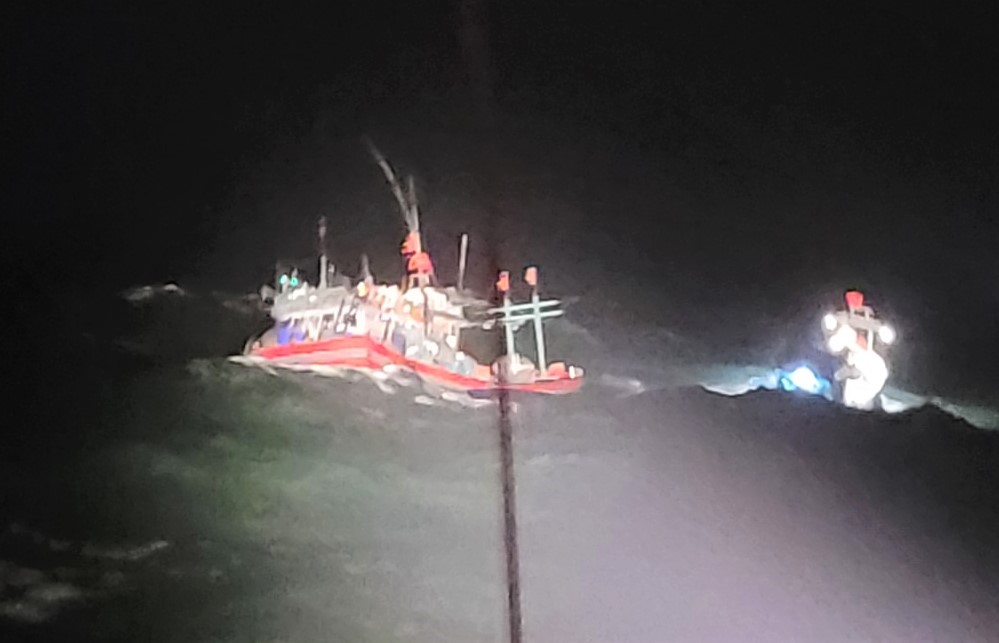 Về bờ tránh mưa gió, 14 thuyền viên chới với trên tàu chìm dần giữa biển đêm