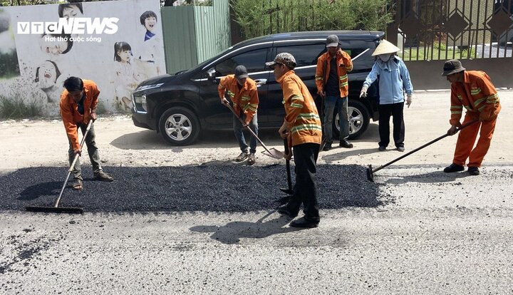 TP.HCM: Sửa chữa đường Nguyễn Hoàng đầy rẫy 'ổ gà'