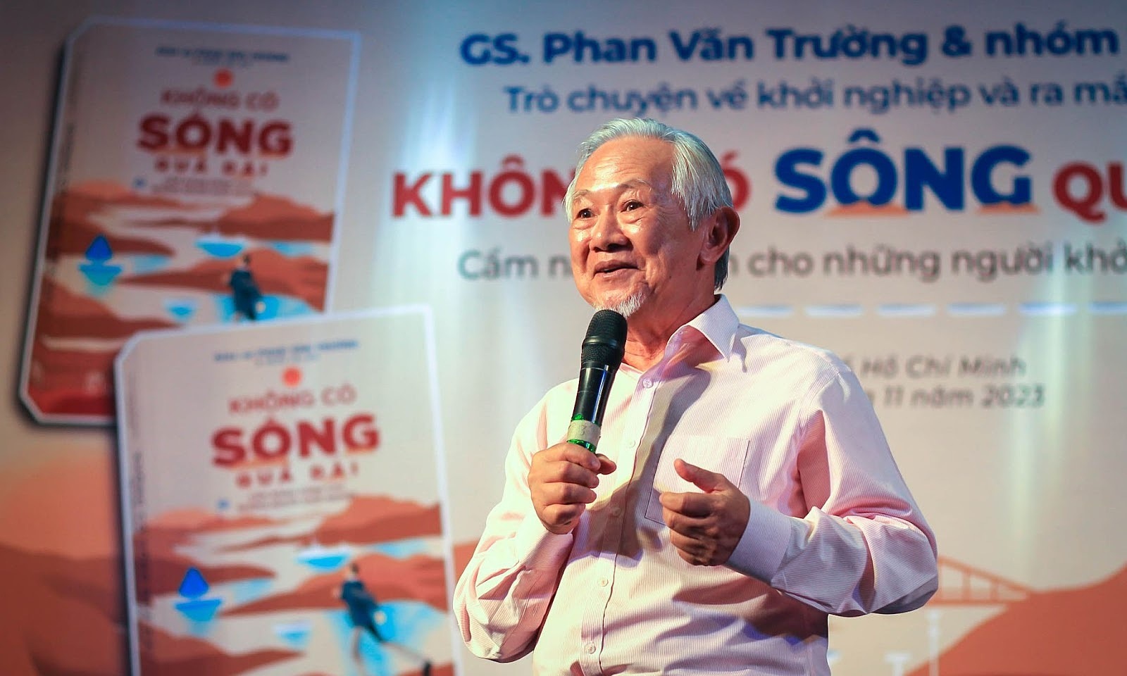 Giáo sư Phan Văn Trường ra sách 'Không có sông quá dài'