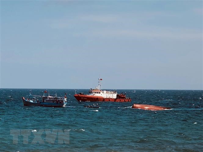 Khẩn trương tìm kiếm thuyền viên trên tàu nước ngoài bị rơi xuống biển