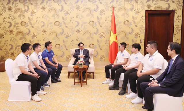 Thủ tướng động viên nhóm sinh viên Việt Nam đạt thành tích cao tại COP28