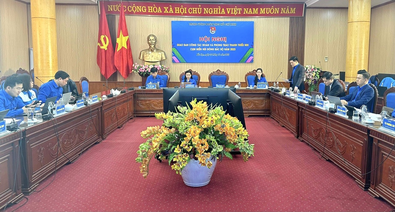 Trao tặng 3.000 bản đồ Việt Nam hưởng ứng cuộc vận động 'Tự hào một dải non sông'