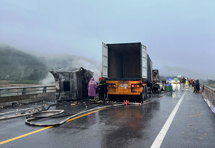 2 xe đầu kéo tông trực diện trên cao tốc Cam Lộ - La Sơn, 1 người chết