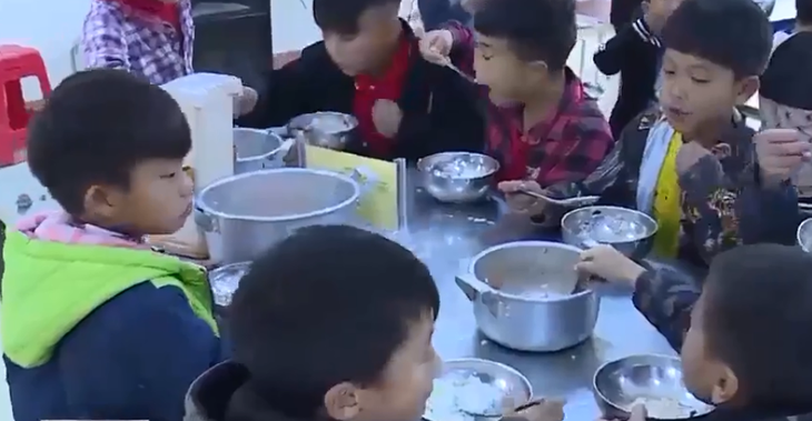 Hình ảnh 11 học sinh tiểu học ăn sáng 2 gói mì lõng bõng chan cơm là có thật