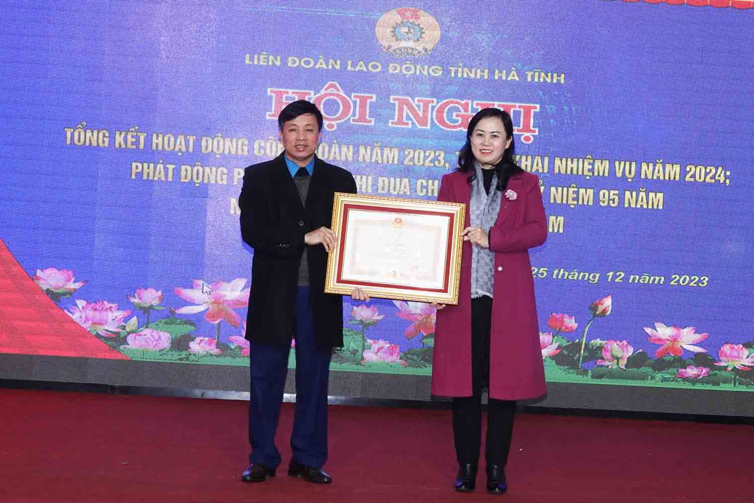 Liên đoàn Lao động tỉnh Hà Tĩnh được đề nghị tặng cờ thi đua xuất sắc