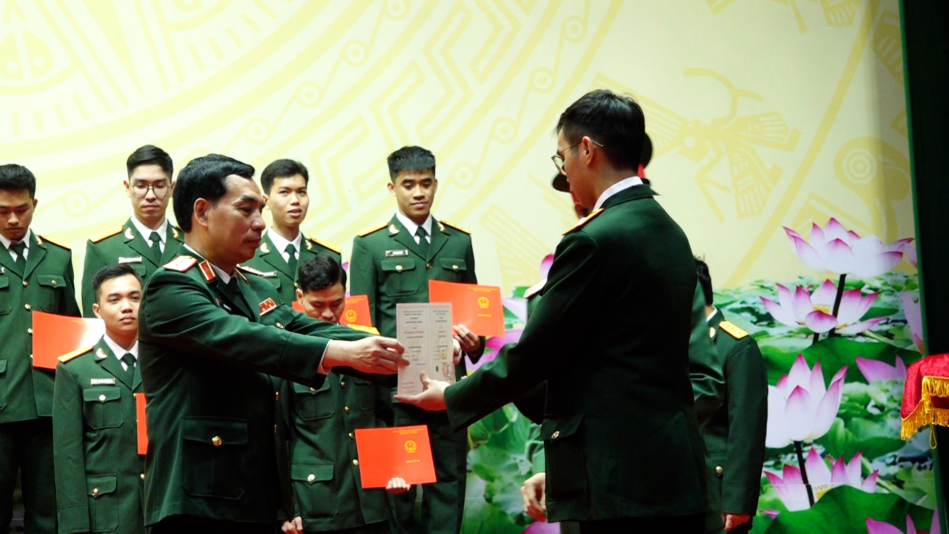 100% kỹ sư quân sự tốt nghiệp K54 Học viện Kỹ thuật Quân sự kết nạp Đảng