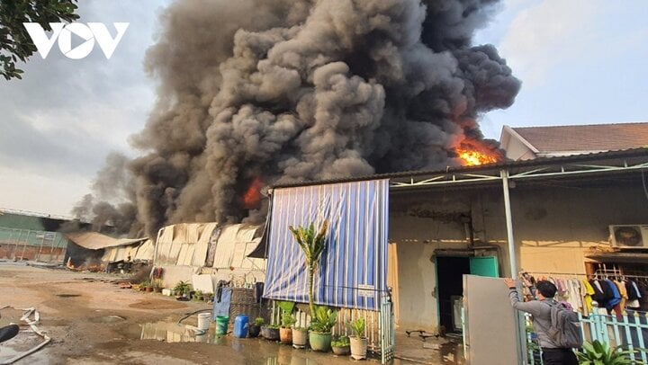 Bình Dương: Cháy xưởng mút xốp sát phòng trọ, công nhân hốt hoảng chuyển đồ