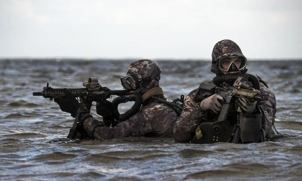 Mỹ xác định hai đặc nhiệm SEAL đã chết ngoài khơi Somalia