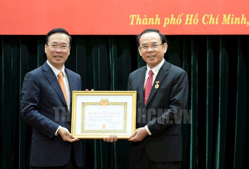 Chủ tịch nước trao Huy hiệu 45 năm tuổi Đảng cho Bí thư Thành ủy TPHCM Nguyễn Văn Nên