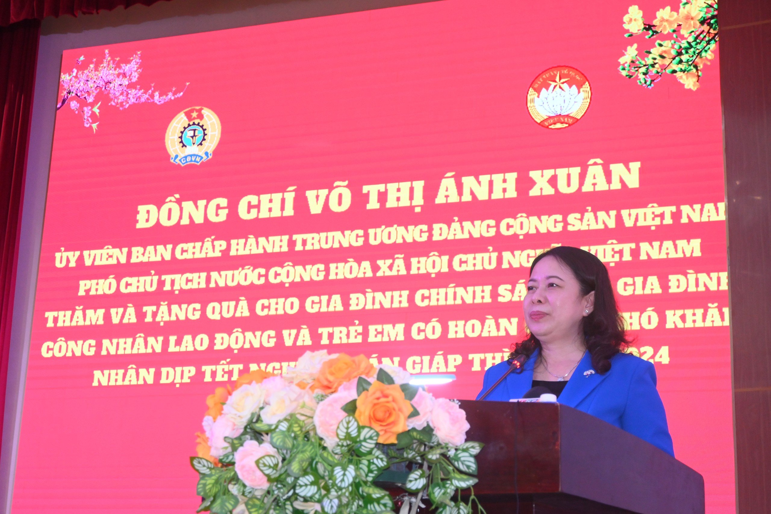 Phó Chủ tịch nước Võ Thị Ánh Xuân tặng quà cho người nghèo tại Bến Tre