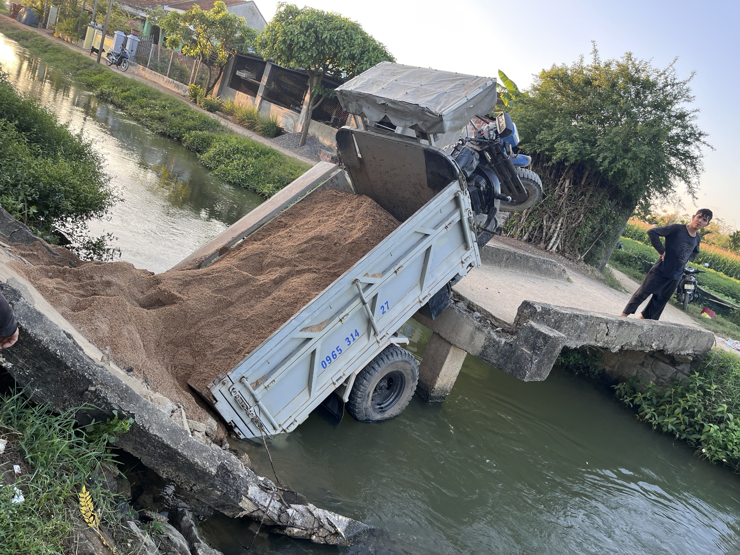 Cầu 40 năm tuổi ở Bình Định đổ sập khi xe lôi chở cát đi qua