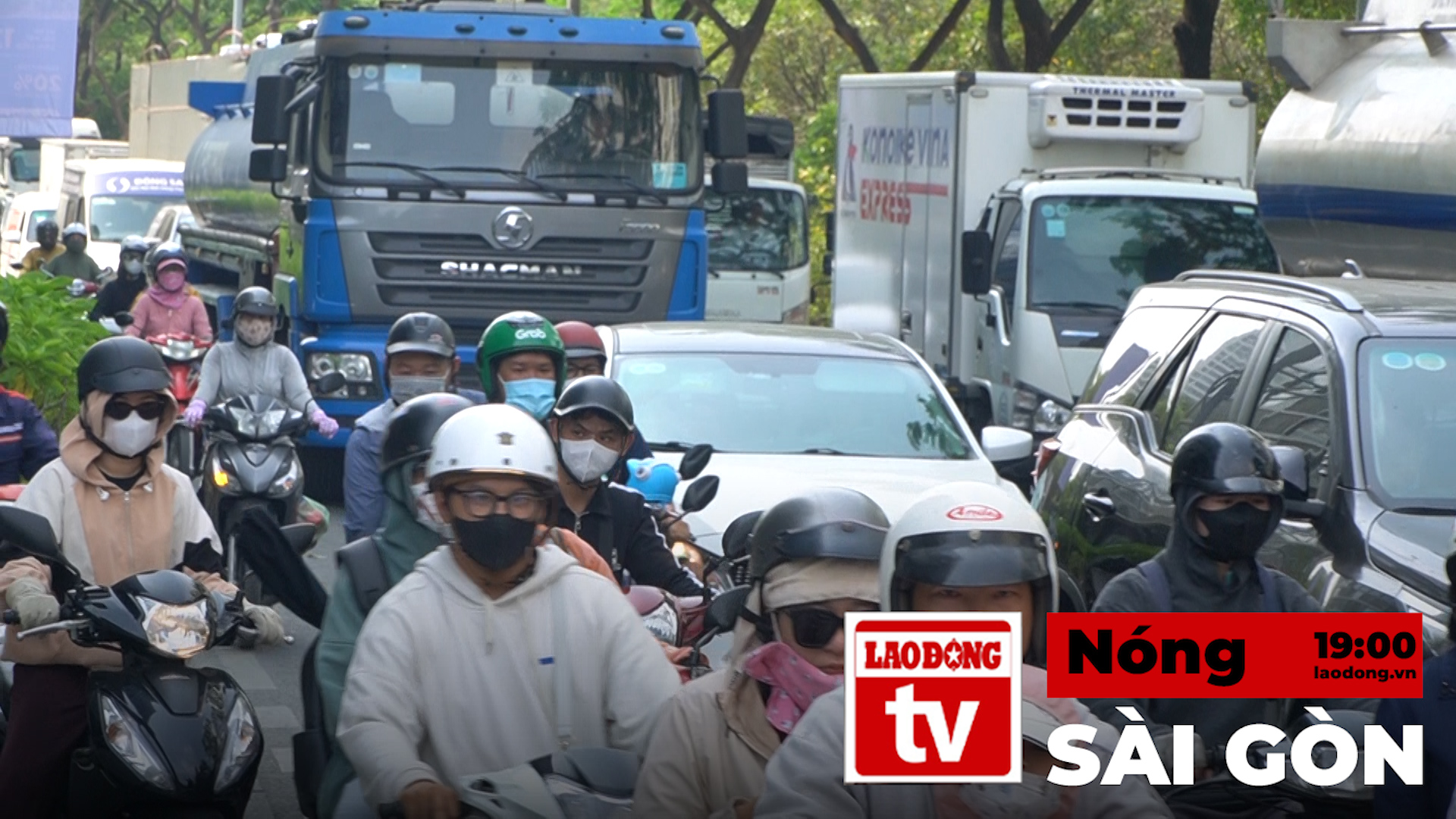 Nóng Sài Gòn: Người dân TPHCM rồng rắn kẹt xe ở cửa ngõ phía Nam
