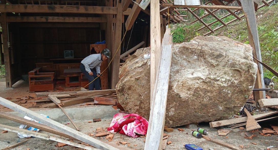 Nổ mìn, tảng đá gần 4 tấn rơi làm sập nhà dân ở Quảng Nam