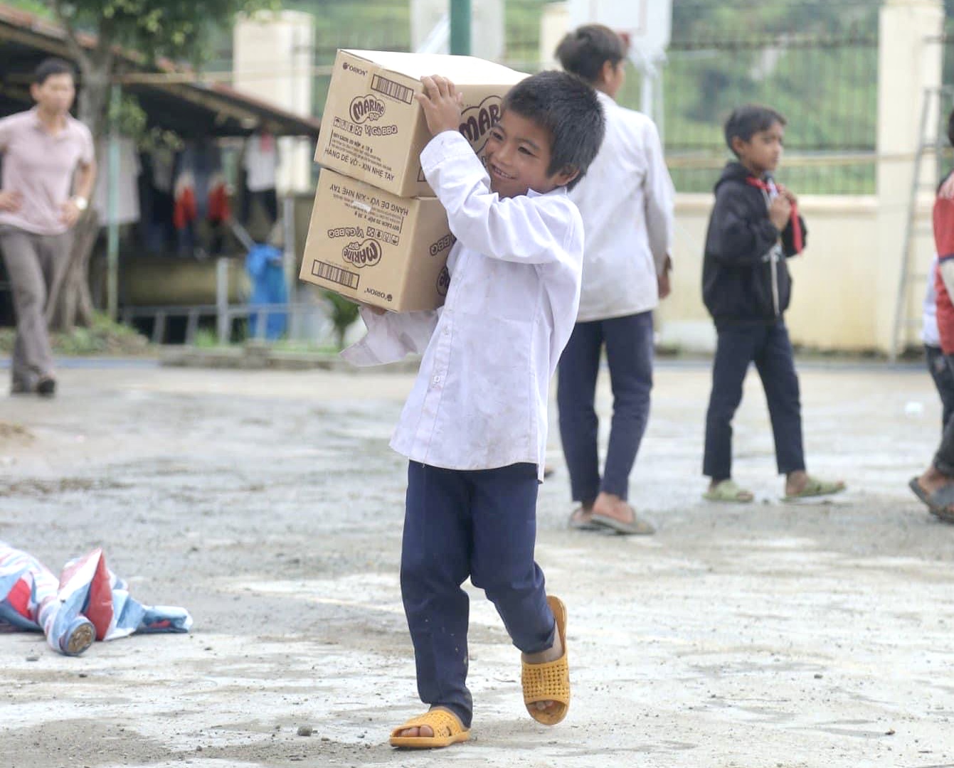 Kon Tum cấp phát hơn 800 tấn gạo hỗ trợ học sinh