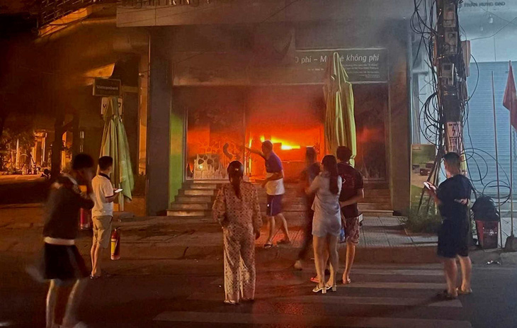 Phòng giao dịch ngân hàng Vietcombank cháy lúc nửa đêm, công an đang thống kê thiệt hại