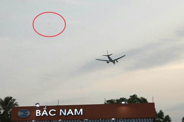 Nguy hiểm khi thả diều gần sân bay Tân Sơn Nhất