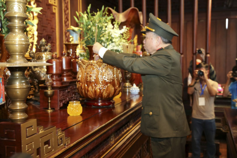 Đại tướng Tô Lâm dâng hương tại Đền thờ liệt sĩ Chiến trường Điện Biên Phủ