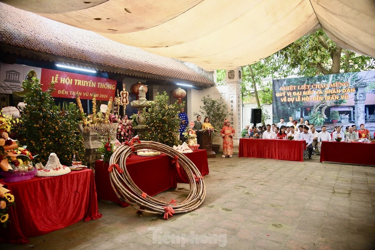 Độc đáo nghi thức kéo co ngồi tại lễ hội Đền Trấn Vũ