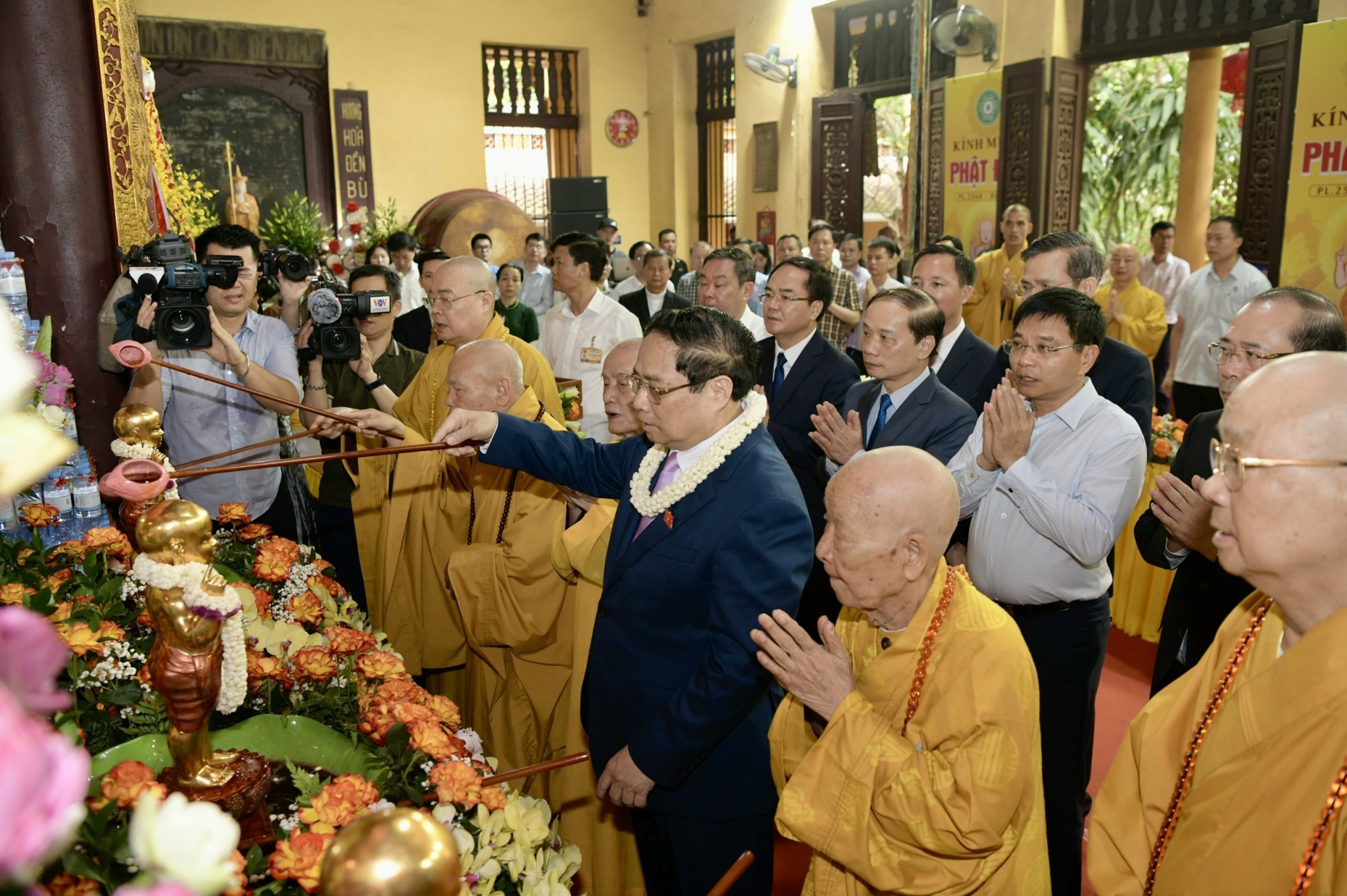 Thủ tướng Phạm Minh Chính thực hiện nghi thức tắm Phật