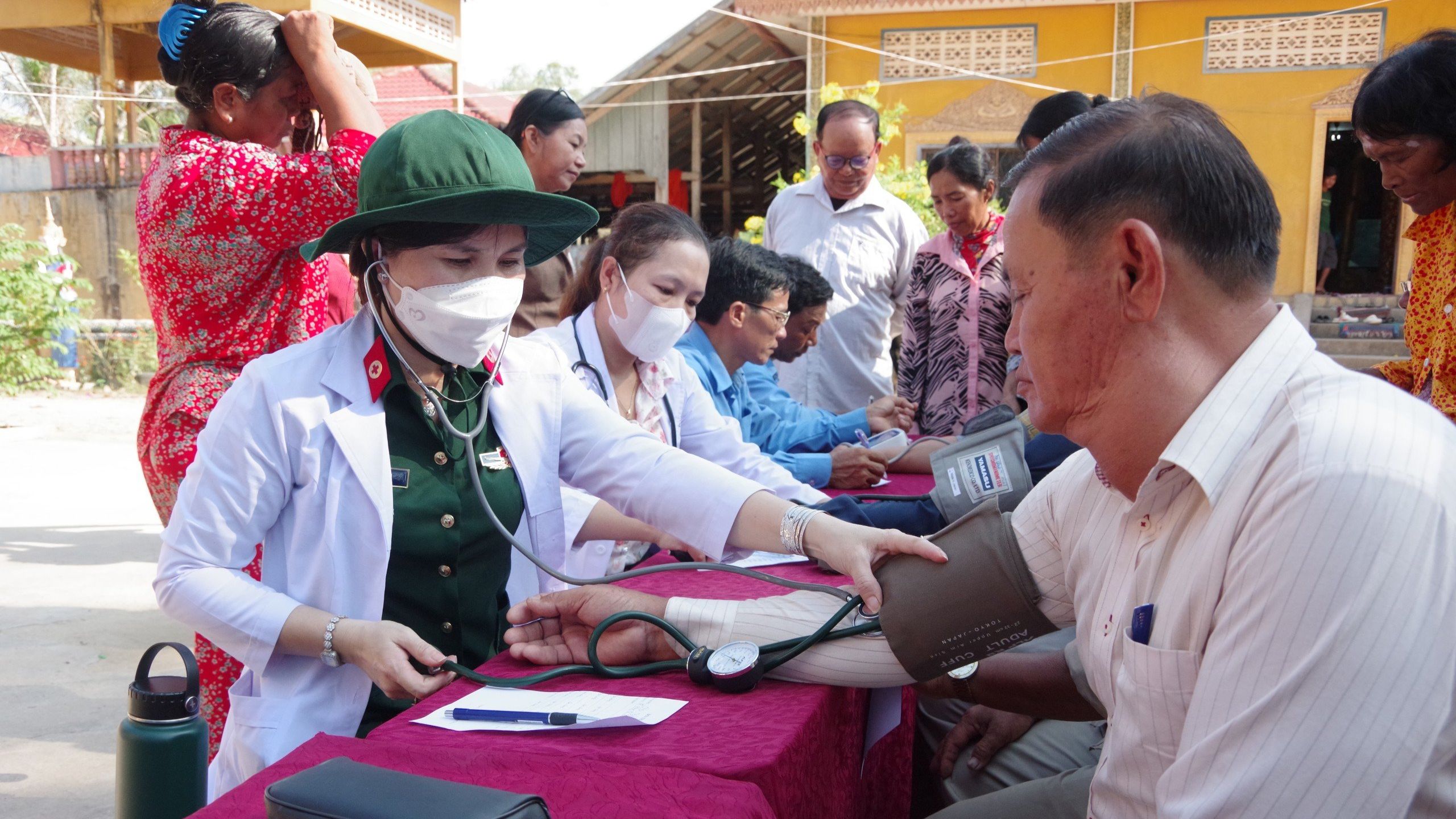 Khám bệnh, cấp thuốc miễn phí hơn 250 lượt người dân Campuchia
