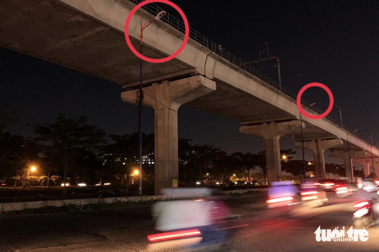 Đèn chiếu sáng song hành Xa lộ Hà Nội không hoạt động, người dân vừa đi đường vừa run