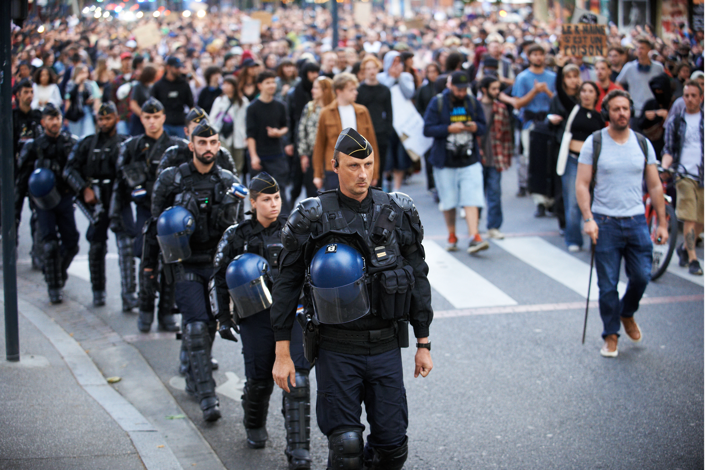 Pháp triển khai 30.000 cảnh sát cho bầu cử vòng hai