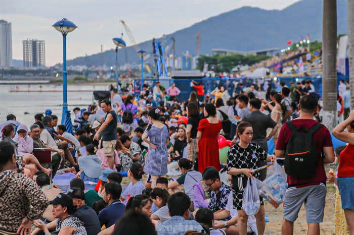 Hàng nghìn người ‘xí chỗ’ xem pháo hoa bên bờ sông Hàn