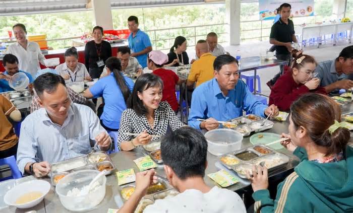 Hơn 3.000 công nhân thưởng thức bữa cơm Công đoàn