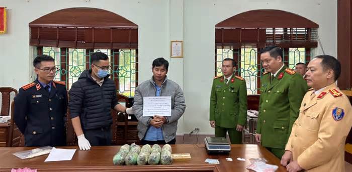 Cảnh sát tóm gọn cán bộ bản xách 10kg thuốc phiện đi bán