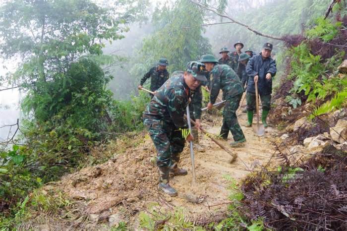 Quân đội vượt gần 200km hỗ trợ người dân Mù Cang Chải khắc phục mưa lũ