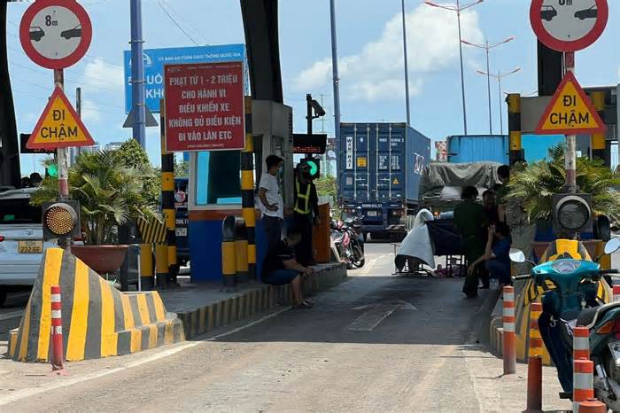 Nhân viên trạm thu phí bị xe đầu kéo cán tử vong