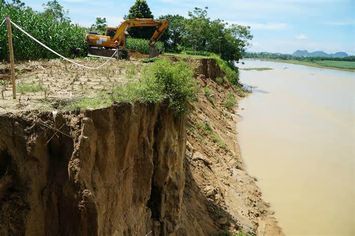 Bờ sông Chu ở Thanh Hóa sạt lở nghiêm trọng