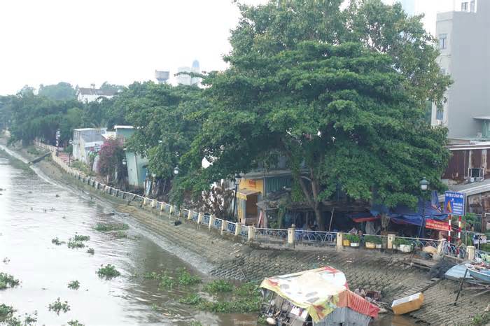 Cảnh ngổn ngang, tan hoang ở bờ kênh Thanh Đa sau 3 tháng sạt lở