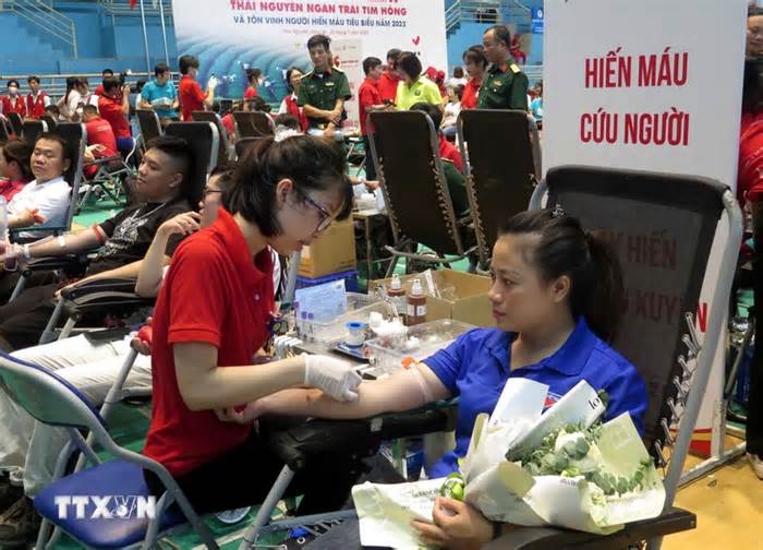 Chuyện của những “kỷ lục gia” 100 lần hiến máu tình nguyện