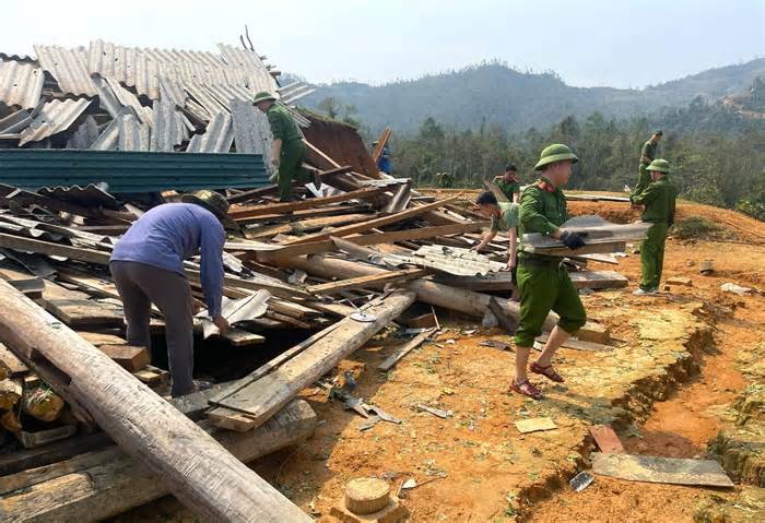 Cán bộ chiến sỹ công an giúp người dân dựng lại nhà sau trận mưa đá tàn phá
