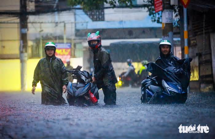 Chợ Thủ Đức ‘dậy sóng’ sau cơn mưa lớn