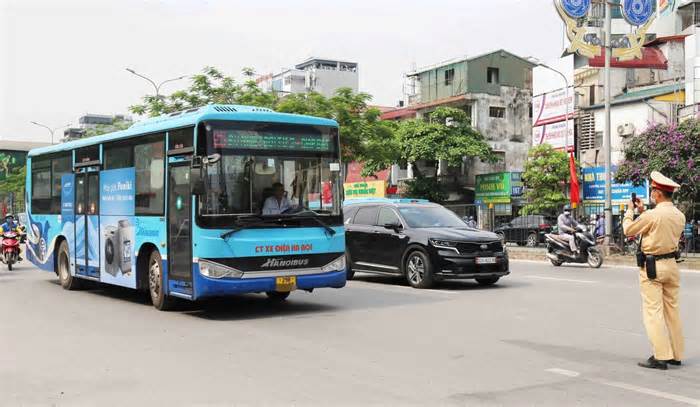 Nhiều lái xe buýt Hà Nội chạy ẩu, vi phạm giao thông
