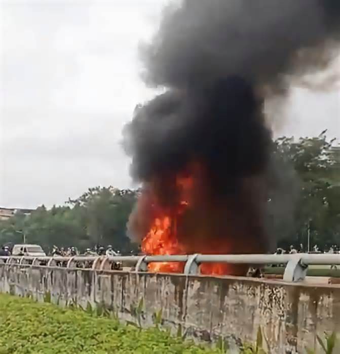 Hai xe máy bốc cháy sau va chạm trên cầu vượt Quang Trung, quận 12