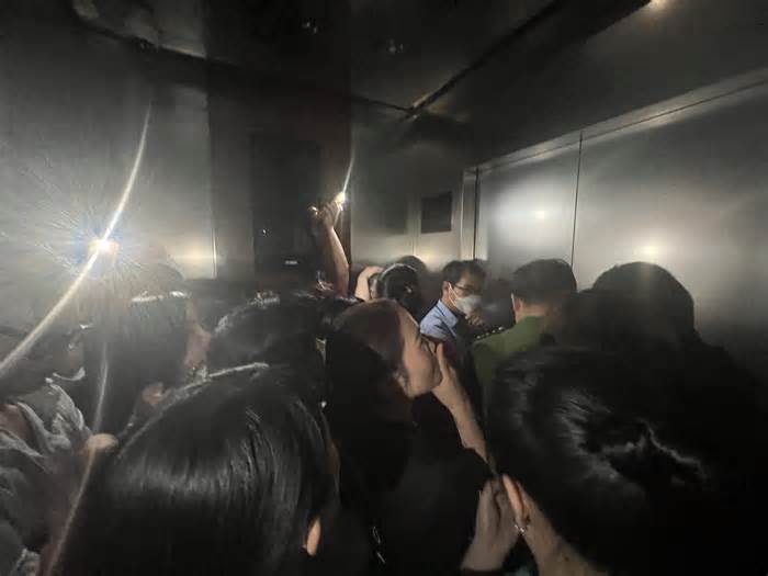 Cô gái kể hơn 10 phút kẹt trong thang máy Keangnam Landmark 72