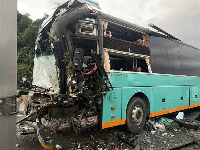 Bốn xe khách, ôtô tải tông nhau trên cao tốc Vân Phong - Nha Trang