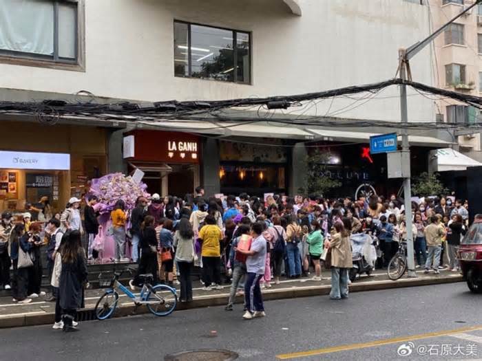 Fan Trung xếp hàng kín góc phố để vào quán phở của Chi Pu ở Thượng Hải