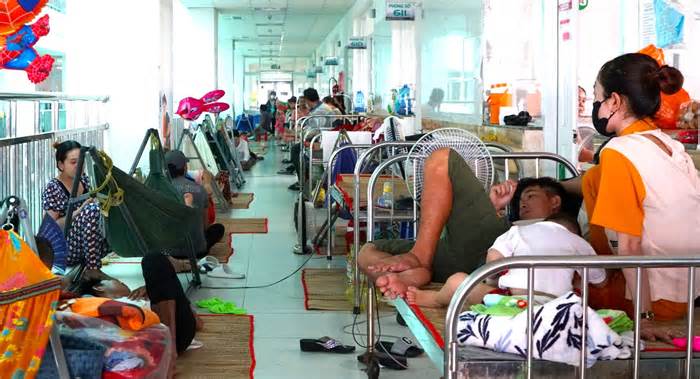 Trẻ mắc tay chân miệng chen chúc trên nền nhà, hành lang bệnh viện ở Cần Thơ