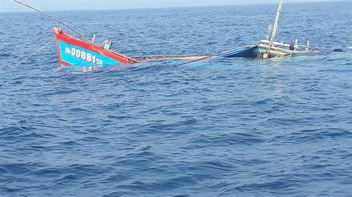 3 ngư dân Quảng Nam được cứu khi bị đâm chìm tàu trên biển