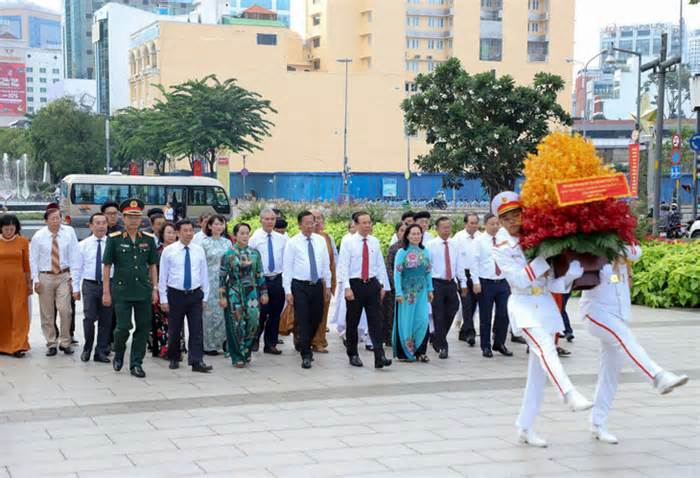 Lãnh đạo TP.HCM dâng hoa, dâng hương Chủ tịch Hồ Chí Minh nhân Quốc khánh 2-9