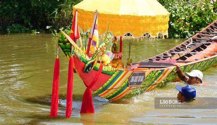 Độc đáo nghi thức hạ thủy ghe Ngo của đồng bào Khmer