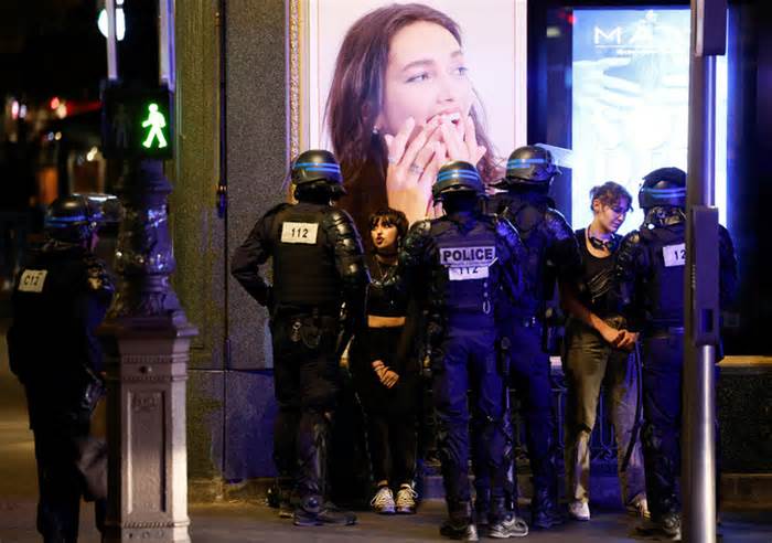 Bạo loạn dữ dội, cướp bóc giữa ban ngày ở Pháp