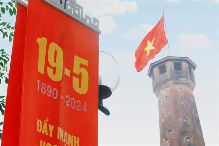 Hà Nội rực sắc cờ hoa mừng kỷ niệm 134 năm Ngày sinh Chủ tịch Hồ Chí Minh