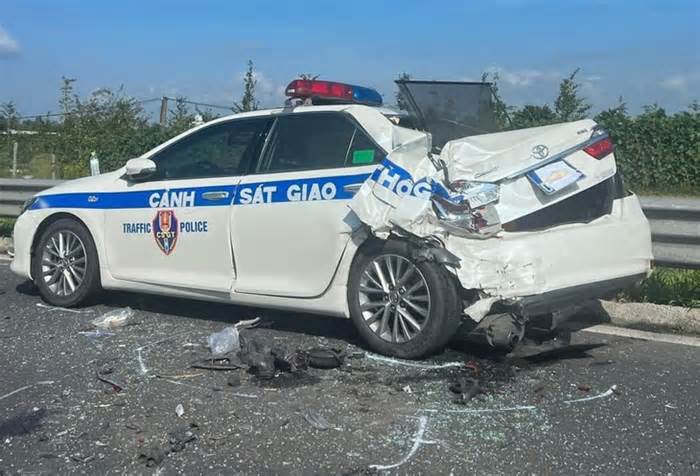Vụ xe cứu thương tông xe CSGT: Bác tin CSGT đang dừng xe xử lý vi phạm