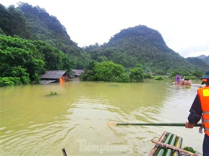 Công an chèo bè 4 tiếng cứu thai phụ bị cô lập trong lũ ở Lạng Sơn